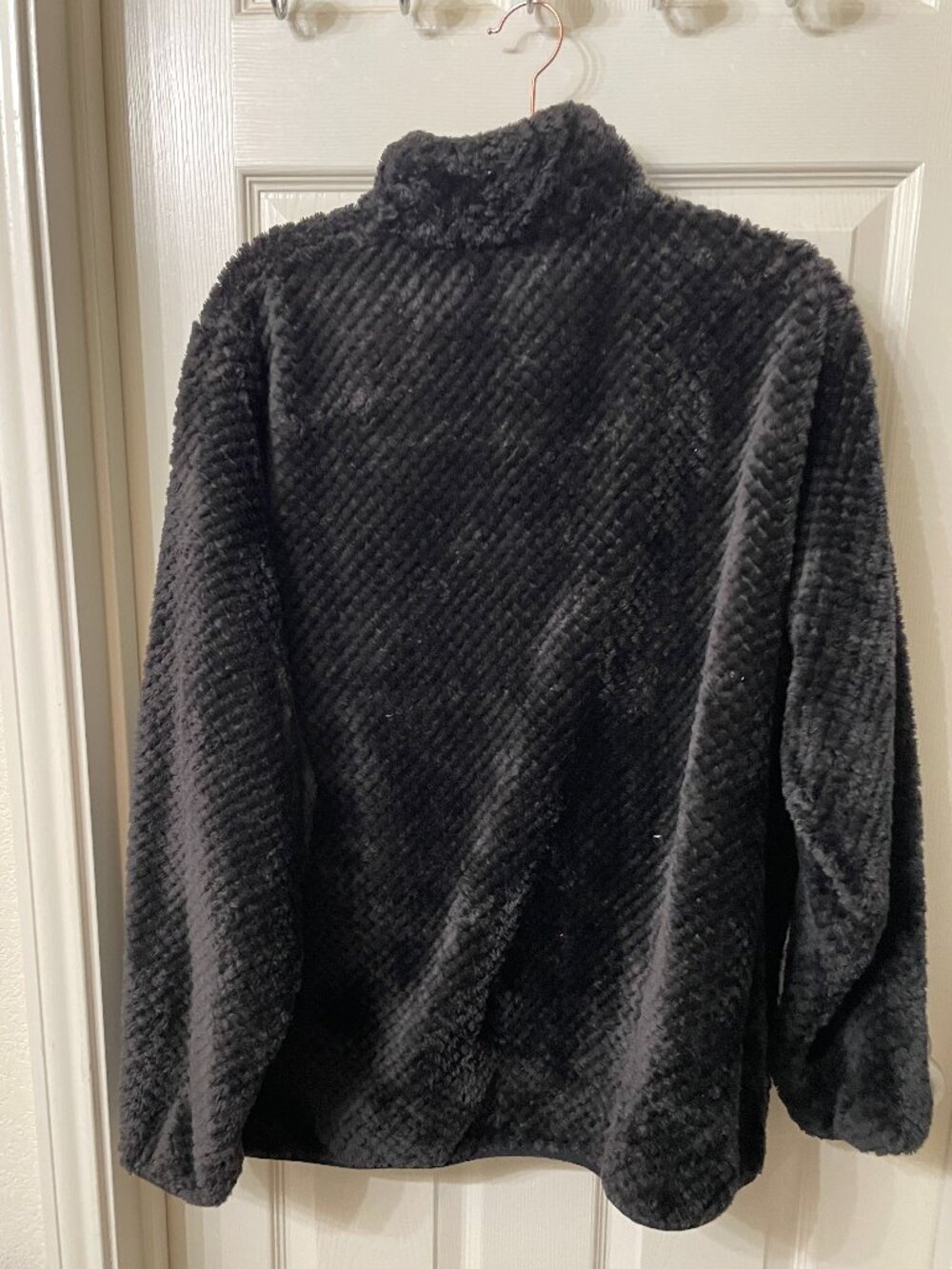 New Balance black fleece jacket features a full-zip closure - Picture 3 of 4